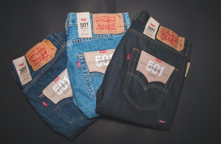 Trendy zachodniej mody i strategia „denimowego stylu życia” marki Levi’s