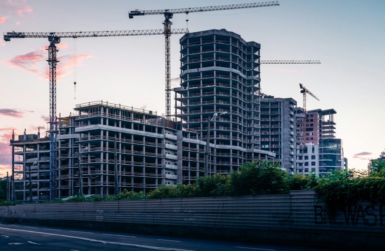 Globalne rynki budowlane: stabilna ekspansja w Europie i wyzwania kadrowe na Bliskim Wschodzie